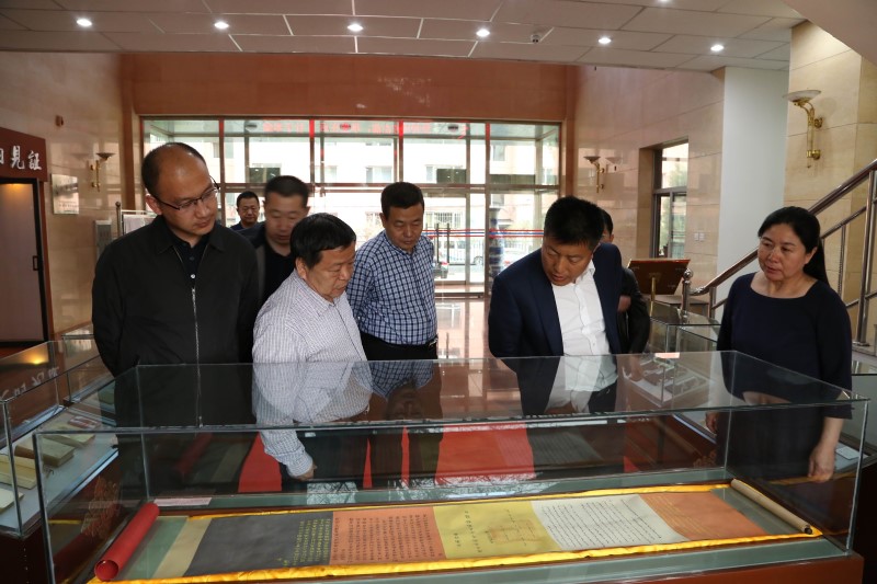 呼和浩特市委副秘书长陈鹏一行调研市档案馆工作